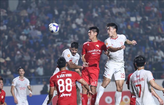 Một pha bóng trong trận đấu giữa CLB PVF Công an nhân dân (áo đỏ) và CLB Thể Công Viettel (áo trắng). Ảnh: Thanh Tùng - TTXVN