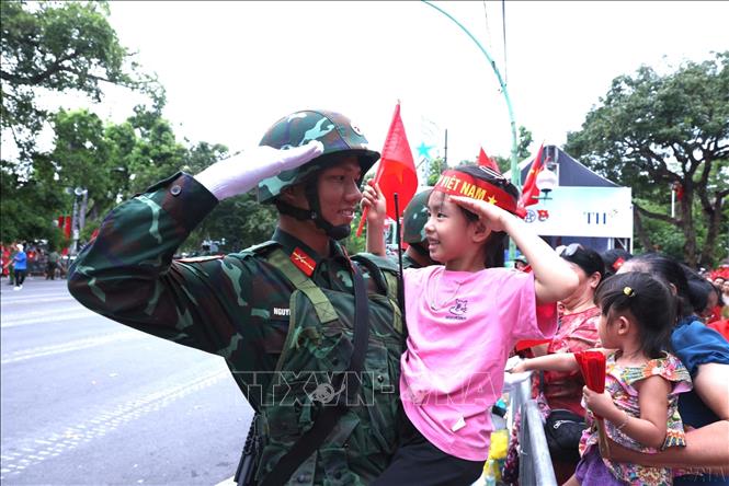 Khoảnh khắc người lính được chào đón trong niềm hân hoan và tự hào trên khắp các nẻo đường Hà Nội trong dịp đại lễ 80 năm Quốc khánh nước CHXHCN Việt Nam (08/2025). Ảnh: Quốc Khánh – TTXVN
