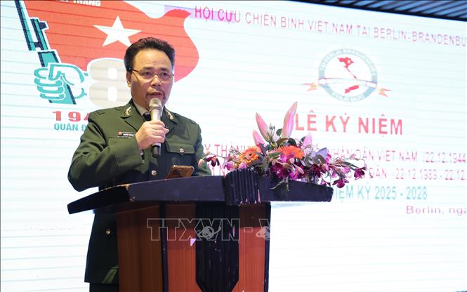 Ông Nguyễn Trọng Nghĩa, Chủ tịch Hội Cựu chiến binh Việt Nam tại Berlin - Brandenburg, phát biểu tại lễ kỷ niệm. Ảnh: Thu Hằng - PV TTXVN tại Đức