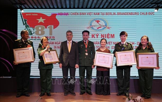 Đại sứ Việt Nam tại CHLB Đức Nguyễn Đắc Thành tuyên dương những cá nhân và tập thể tiêu biểu của Hội. Ảnh: Thu Hằng - PV TTXVN tại Đức
