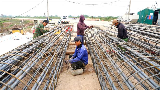 Công nhân thi công tại công trình cầu Rào Cái (phường Thành Sen). Ảnh: Hữu Quyết - TTXVN