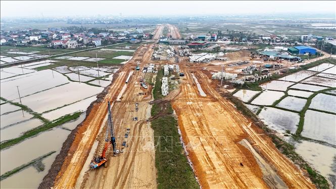 Dự án nâng cấp, mở rộng đường Xô viết Nghệ Tĩnh hiện đạt khoảng 60% khối lượng. Ảnh: Hữu Quyết - TTXVN