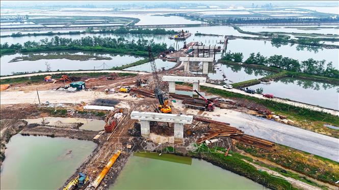Dự án thi công hạng mục cầu Rào Cái (phường Thành Sen) gồm 8 nhịp, 2 mố, 7 trụ với tổng giá trị xây lắp khoảng 150 tỷ đồng. Ảnh: Hữu Quyết - TTXVN