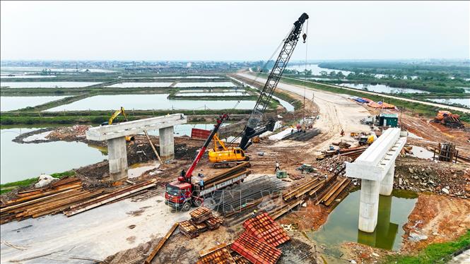 Máy móc, nhân lực được huy động thi công hạng mục cầu Rào Cái (phường Thành Sen). Ảnh: Hữu Quyết - TTXVN