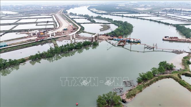 Dự án thi công hạng mục cầu Rào Cái (phường Thành Sen) có chiều dài 350m. Ảnh: Hữu Quyết - TTXVN