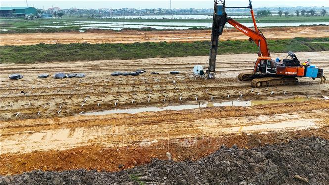 Máy móc thi công hạng mục gia cố nền đất yếu tại Dự án nâng cấp, mở rộng đường Xô viết Nghệ Tĩnh. Ảnh: Hữu Quyết - TTXVN