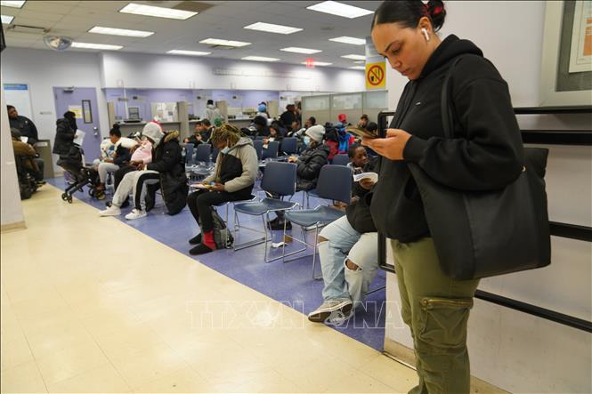 Người lao động chờ nộp hồ sơ tại trung tâm việc làm ở New York, Mỹ ngày 7/11/2025. Ảnh: THX/TTXVN