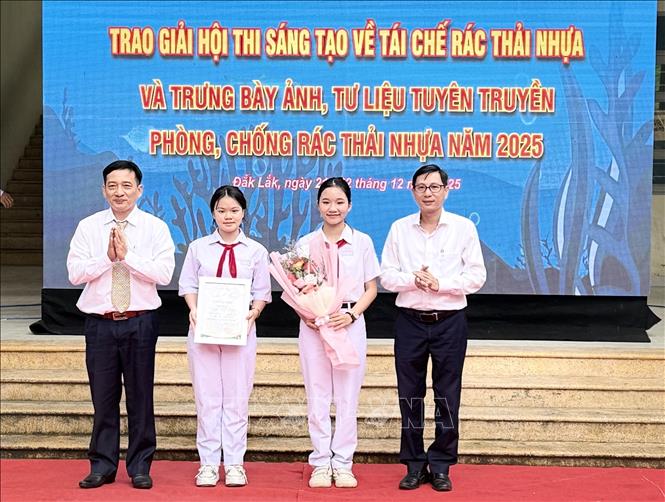 Trao giải Nhất cho học sinh xuất sắc tại Hội thi sáng tạo, tái chế rác thải nhựa năm 2025. Ảnh: Tường Quân - TTXVN