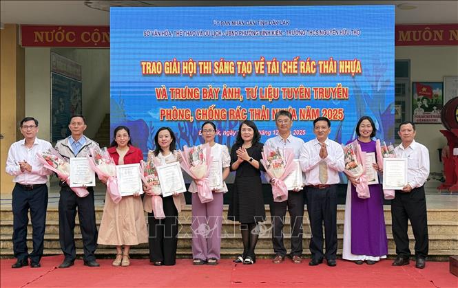 Trao giải tập thể tại Hội thi sáng tạo, tái chế rác thải nhựa năm 2025 tỉnh Đắk Lắk. Ảnh: Tường Quân - TTXVN