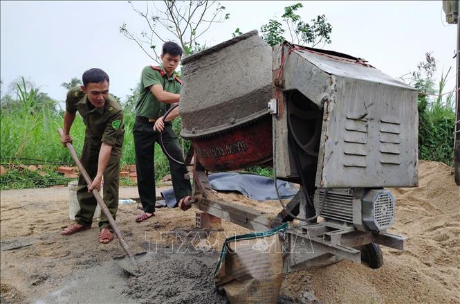 Lực lượng Công an xã miền núi Xuân Lãnh hỗ trợ người dân xây, sửa nhà ở sau bão lũ. Ảnh: Tường Quân - TTXVN