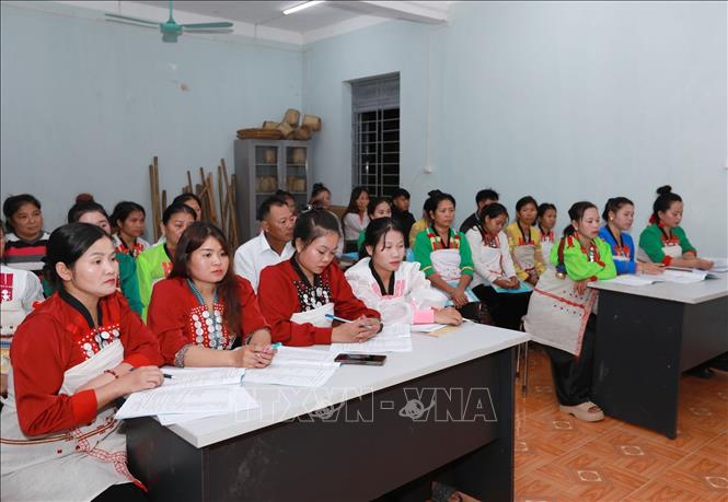 Lớp học dạy tiếng dân tộc Mảng theo hình thức truyền khẩu được tổ chức vào buổi tối tại nhà văn hóa bản Nạm Sảo 1, xã biên giới Pa Tần, tỉnh Lai Châu. Ảnh: Quý Trung – TTXVN