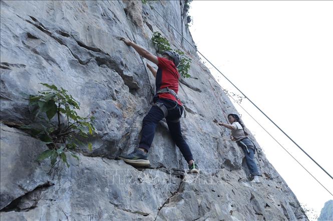 Các du khách chinh phục những vách núi đá vôi ở Yên Thịnh, xã Hữu Liên, tỉnh Lạng Sơn. Ảnh: Anh Tuấn – TTXVN 