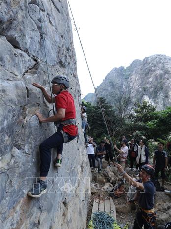 Du khách chinh phục những vách núi đá vôi ở Yên Thịnh, xã Hữu Liên, tỉnh Lạng Sơn, với sự đảm bảo an toàn của chuyên gia. Ảnh: Anh Tuấn - TTXVN 