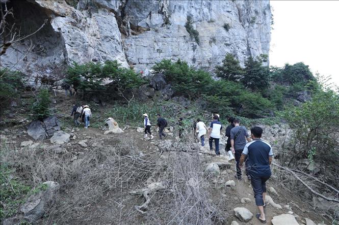 Đoàn du khách về Yên Thịnh, xã Hữu Liên, tỉnh Lạng Sơn để tham gia leo núi. Ảnh: Anh Tuấn - TTXVN 