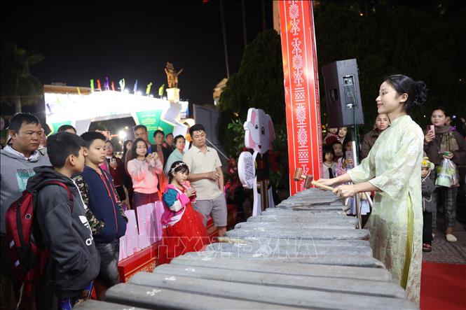 Performing lithophone for tourists. VNA Photo: Tuấn Anh
