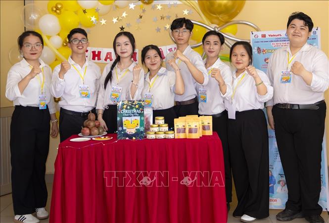 Nhóm sinh viên thực hiện Dự án “Chanh Dây Plus – Đa dạng hóa sản phẩm từ chanh dây”. Ảnh: Hữu Chí - TTXVN