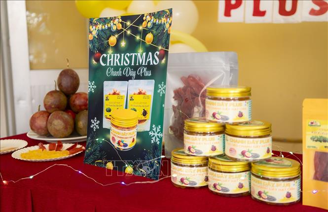 Sản phẩm vỏ chanh dây sấy khô của Dự án Chanh Dây Plus – Đa dạng hóa sản phẩm từ chanh dây”. Ảnh: Hữu Chí - TTXVN