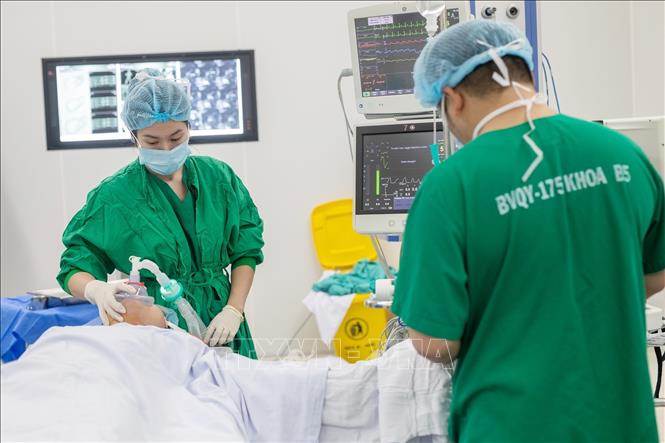 Bệnh nhân suy gan cấp chuẩn bị được ghép gan. Ảnh: TTXVN phát