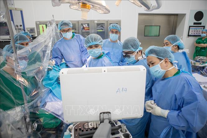 Các bác sĩ Bệnh viện Quân y 175 thực hiện ghép gan cấp cứu cứu sống bệnh nhân suy gan cấp hôn mê 4 ngày. Ảnh: TTXVN phát
