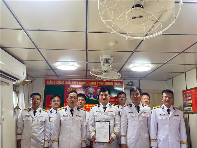 Đảng viên mới Nguyễn Văn Tiến cùng các đảng viên trong chi bộ. Ảnh: TTXVN phát