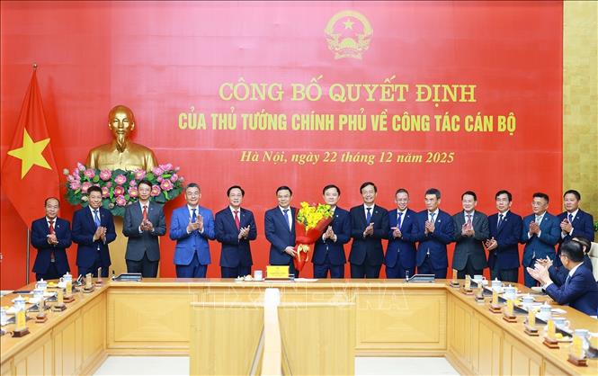 Đảng uỷ Tập đoàn Công nghiệp - Năng lượng Quốc gia Việt Nam chúc mừng đồng chí Lê Mạnh Hùng, Quyền Bộ trưởng Bộ Công Thương. Ảnh: Dương Giang - TTXVN