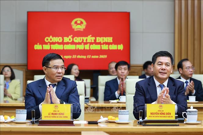 Quyền Bộ trưởng Bộ Công Thương Lê Mạnh Hùng và đồng chí Nguyễn Hồng Diên, Ủy viên Trung ương Đảng, Phó Bí thư Chuyên trách Đảng uỷ Quốc hội, nguyên Bộ trưởng Bộ Công Thương tại buổi lễ. Ảnh: Dương Giang - TTXVN
