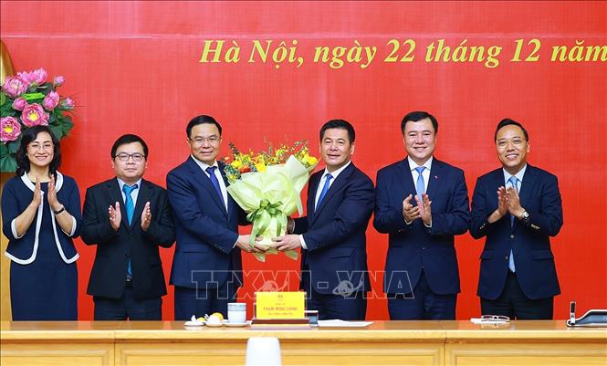 Đồng chí Nguyễn Hồng Diên, Ủy viên Trung ương Đảng, Phó Bí thư Chuyên trách Đảng uỷ Quốc hội, nguyên Bộ trưởng Bộ Công Thương chúc mừng Quyền Bộ trưởng Bộ Công Thương Lê Mạnh Hùng. Ảnh: Dương Giang - TTXVN 
