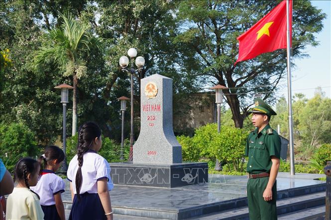 Các học sinh tham quan cửa khẩu biên giới tại Đồn Biên phòng cửa khẩu quốc tế Dinh Bà. Ảnh: TTXVN phát