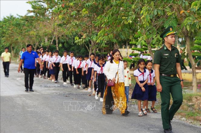 Học sinh trường tiểu học, THCS trên địa bàn xã Tân Hộ Cơ tham quan Đồn Biên phòng cửa khẩu quốc tế Dinh Bà. Ảnh: TTXVN phát