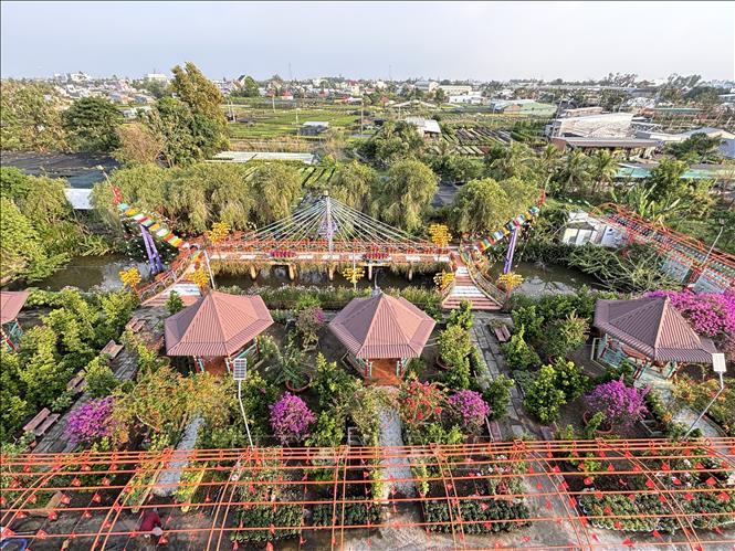 Khung cảnh làng hoa Sa Đéc nhìn từ Đài ngắm hoa của khu du lịch sinh thái Ngọc Lan. Ảnh: Hồng Nhung - TTXVN