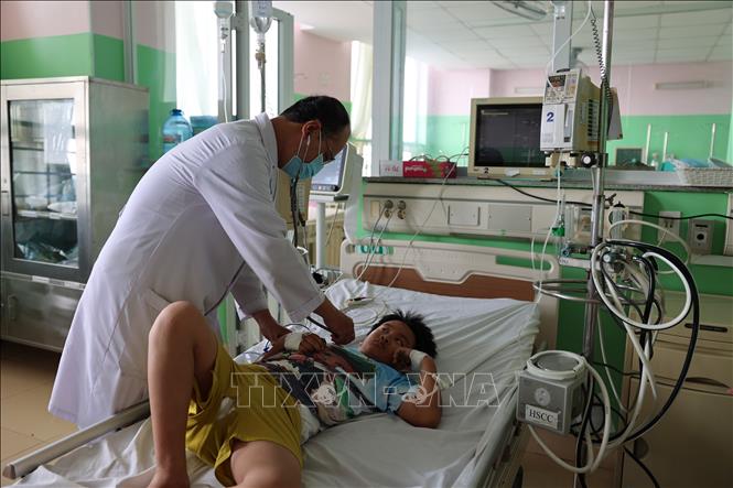 Bác sĩ Khoa Nhi, Bệnh viện Đa khoa Bà Rịa thăm khám cho bệnh nhân ngộ độc thực phẩm nghi do ăn bánh mì tại tiệm Ngọc Hà, phường Phú Mỹ. Ảnh: Hoàng Nhị - TTXVN.