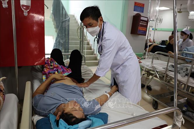 Bác sĩ Khoa Truyền nhiễm, Bệnh viện Đa khoa Bà Rịa thăm khám cho bệnh nhân ngộ độc thực phẩm nghi do ăn bánh mì tại tiệm Ngọc Hà, phường Phú Mỹ. Ảnh: Hoàng Nhị - TTXVN.