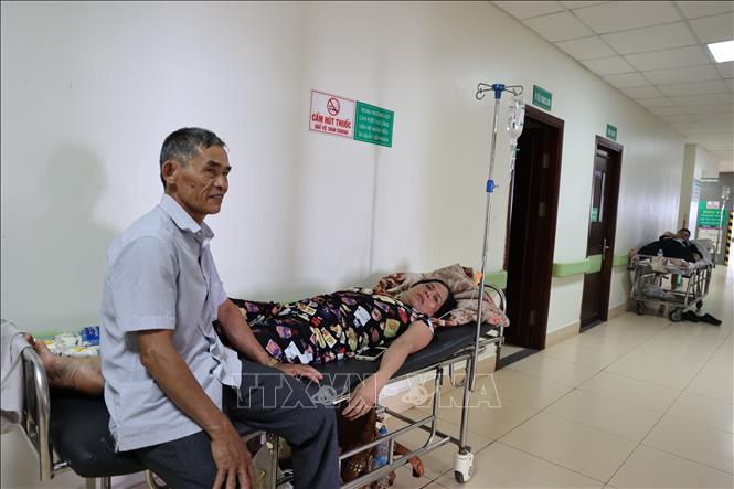 Bà Dương Thị Khanh, ngụ xã Đất Đỏ, đang điều trị tại Khoa Nội tổng hợp, Bệnh viện Đa khoa Bà Rịa do ngộ độc thực phẩm nghi do ăn bánh mì tại tiệm Ngọc Hà, phường Phú Mỹ. Ảnh: Hoàng Nhị - TTXVN.