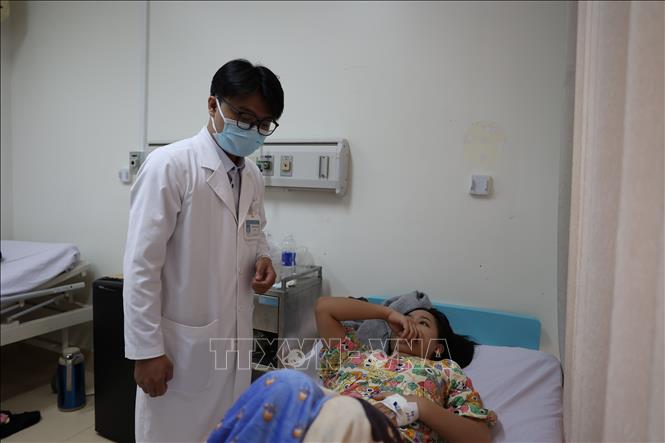 Bác sĩ Khoa Nội tổng hợp, Bệnh viện Đa khoa Bà Rịa thăm khám bệnh nhân ngộ độc thực phẩm nghi do ăn bánh mì tại tiệm Ngọc Hà, phường Phú Mỹ. Ảnh: Hoàng Nhị - TTXVN.