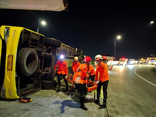 Lực lượng cứu hộ chuyển người bị thương sau vụ tai nạn xe khách ở đảo Java, Indonesia ngày 22/12/2025. Ảnh: THX/TTXVN