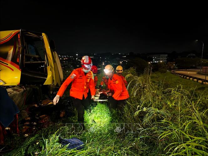 Lực lượng cứu hộ chuyển người bị thương sau vụ tai nạn xe khách ở đảo Java, Indonesia ngày 22/12/2025. Ảnh: THX/TTXVN