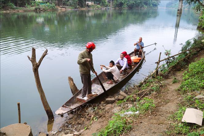 Sông Nậm Nơn là lưu vực lòng hồ Thủy điện Bản Vẽ có mực nước rất sâu và lưu tốc dòng chảy bất thường nhưng người dân qua sông bằng thuyền máy rất chủ quan khi không mặc áo phao. Ảnh: Xuân Tiến - TTXVN 
