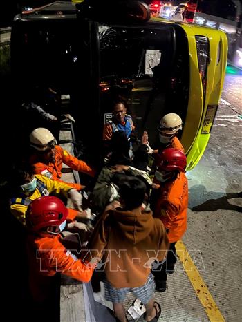 Lực lượng cứu hộ chuyển người bị thương sau vụ tai nạn xe khách ở đảo Java, Indonesia ngày 22/12/2025. Ảnh: THX/TTXVN