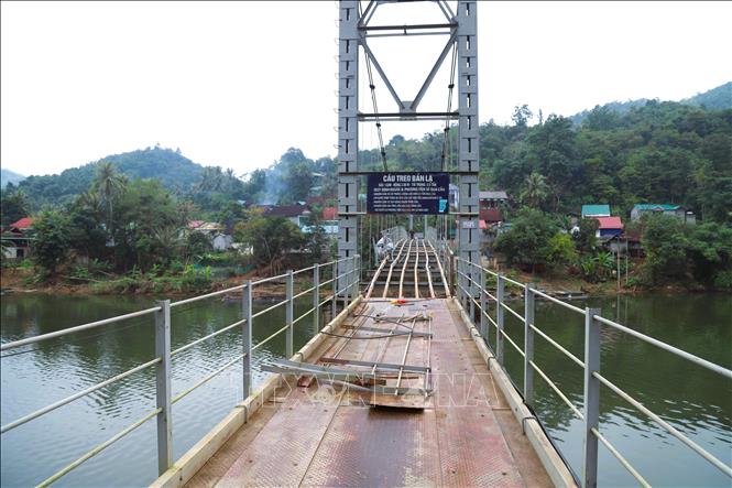 Cầu treo bản Lả tạm dừng lưu thông để sửa chữa, nâng cấp. Ảnh: Xuân Tiến - TTXVN 