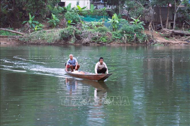 Mỗi chuyến chở khách qua sông Nậm Nơn, phương tiện chở tối đa khoảng 7 đến 8 người, ít nhất là một người. Ảnh: Xuân Tiến - TTXVN 