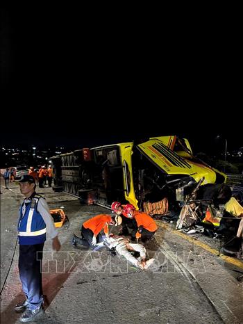 Lực lượng cứu hộ chuyển người bị thương sau vụ tai nạn xe khách ở đảo Java, Indonesia ngày 22/12/2025. Ảnh: THX/TTXVN