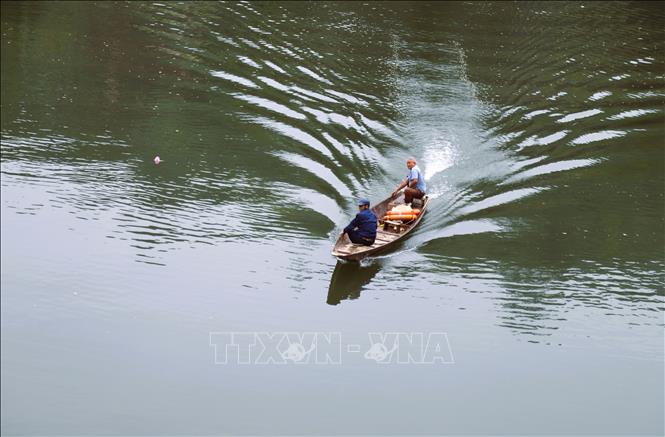 Chòng chành những chuyến thuyền chở khách qua sông Nậm Nơn tại bến sông bản Lả. Ảnh: Xuân Tiến - TTXVN 