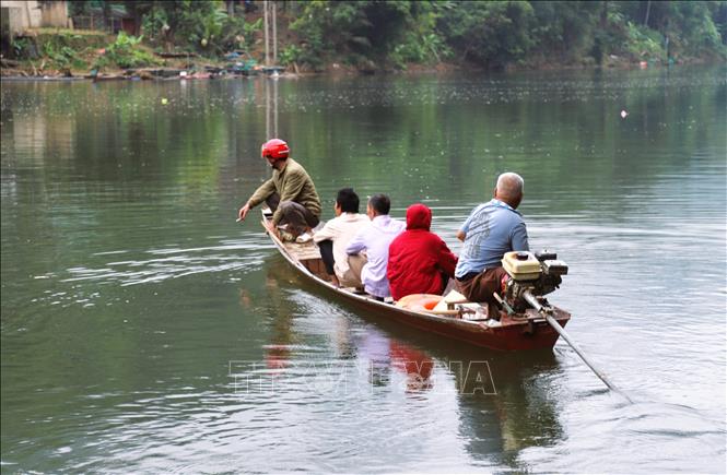 Trung bình mỗi ngày có hàng nghìn lượt người qua lại sông Nậm Nơn bằng thuyền máy loại. Ảnh: Xuân Tiến - TTXVN 