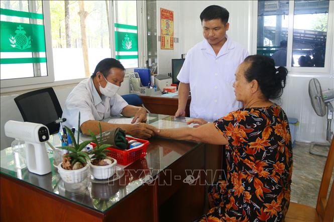 Các bệnh nhân nghèo đến khám và điều trị tại phòng khám Thiên An (tỉnh Đồng Nai) được hỗ trợ toàn bộ chi phí khám, chữa bệnh. Ảnh: Lê Xuân-TTXVN