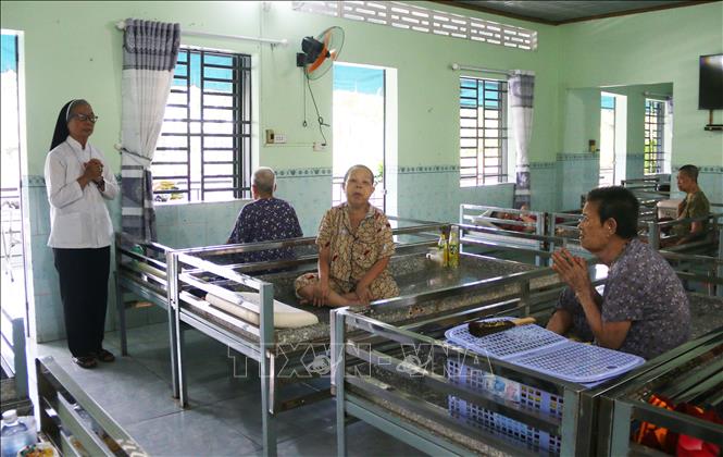 Không chỉ được chăm sóc về sinh hoạt hằng ngày, nhiều người già bị yếu, liệt tại Cơ sở Bảo trợ xã hội dưỡng lão tình thương Suối Tiên (Đồng Nai) được chăm sóc cả về tinh thần. Ảnh: Lê Xuân-TTXVN