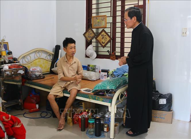 Một bệnh nhân bị suy thận có 16 năm gắn bó tại phòng khám Thiên An do các tu sĩ thuộc Dòng Trợ thế Thánh Gioan Thiên Chúa (Đồng Nai) điều hành. Ảnh: Lê Xuân-TTXVN