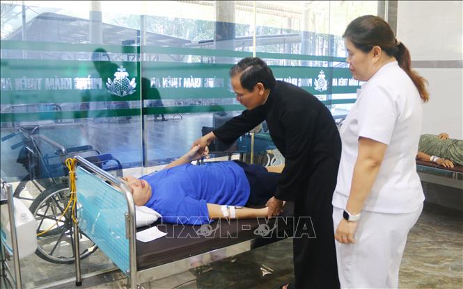  Các bệnh nhân tại phòng khám Thiên An (tỉnh Đồng Nai) được châm cứu, điều trị miễn phí. Ảnh: Lê Xuân-TTXVN