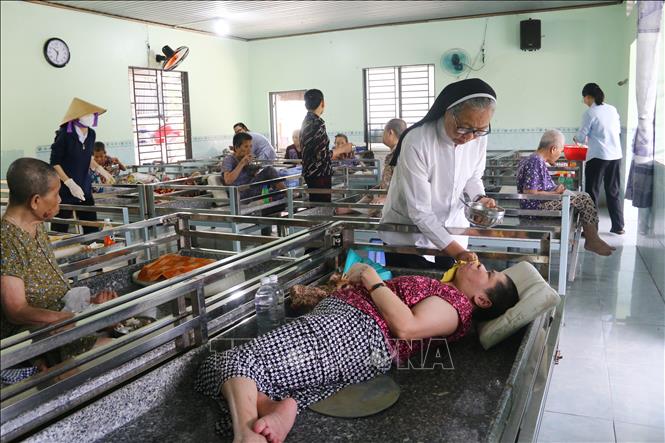 Nhiều người già bị yếu, liệt được chăm sóc tại Cơ sở Bảo trợ xã hội dưỡng lão tình thương Suối Tiên (Đồng Nai). Ảnh: Lê Xuân-TTXVN