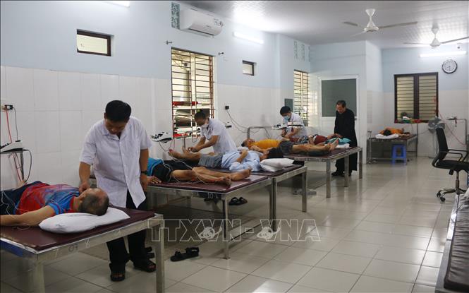 Các bệnh nhân tại phòng khám Thiên An (tỉnh Đồng Nai) được châm cứu, điều trị miễn phí. Ảnh: Lê Xuân-TTXVN