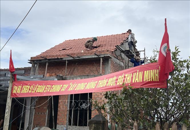 Lữ đoàn Tăng thiết giáp 574, Quân khu 5 hoàn thành phần lợp mái cho một căn nhà của người dân tại thôn Phú Phong, xã Hòa Thịnh, tỉnh Đắk Lắk. Ảnh: Tường Quân - TTXVN